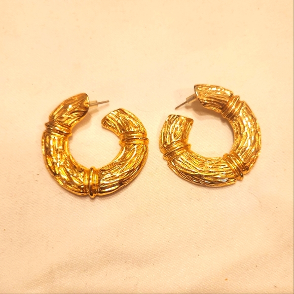 Jewelry - Gold toned fashion earrings ✨️